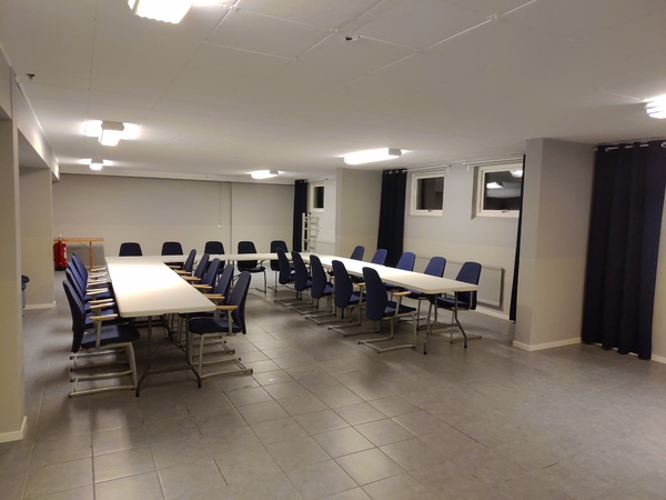 Tre bord placerade i ett U för möten i festlokalen