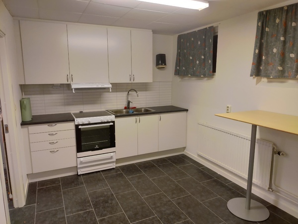 Föreningslokalens kök med spis, ugn och diskho