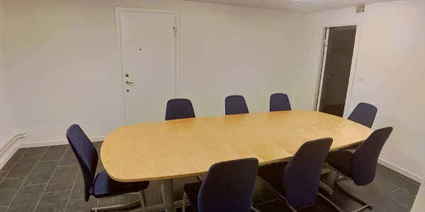 Föreningslokalens stora mötesrum med bord och stolar