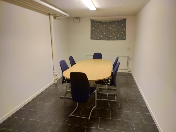 Föreningslokalens lilla mötesrum med bord och stolar